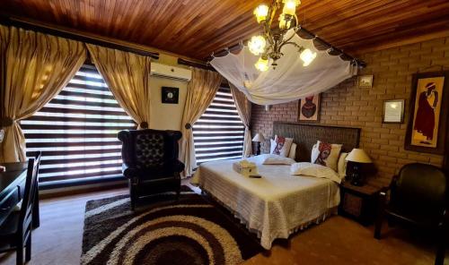 Double room with African-inspired décor and reading lamps